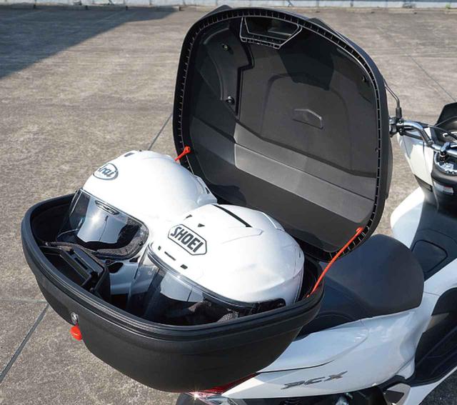 画像: 容量48Lの方は、ヘルメットがものにより2個収納できます。