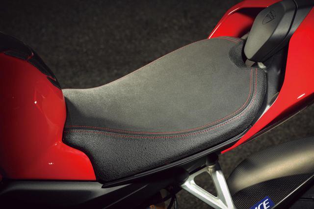 画像: フォルムを崩すことなく、ライダーシート高を20㎜下げ、足つき性を向上させる機能パーツ。表皮素材はもちろんのこと、表皮の切り返しのラインやステッチに拘りをみせる美しい仕上がりに。価格=3万3759円。