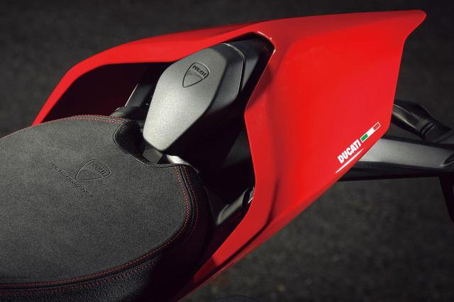 画像: よりスポーティなスタイリングを演出するには欠かせないパッセンジャーシートカバー。モノポスト用パーツをアフターパーツとして用意。簡単に脱着が可能なので必要に応じてタンデムも可能となる。価格=5万7288円。