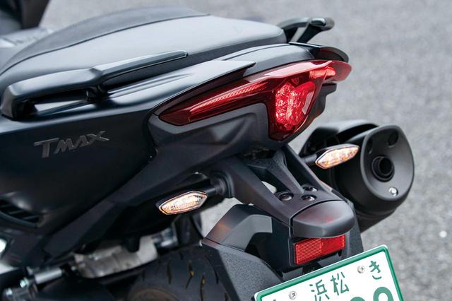 画像: LEDテールランプは、中央のブレーキランプと左右のポジションランプで「T」をかたどる凝ったデザイン。ウインカーは別体式。