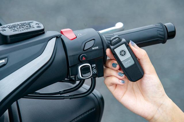 画像: 高級車らしくスマートキーを標準装備。始動の際はセルボタンをプッシュ、停車の際はイグニッションOFFボタンを押す仕組みだ。