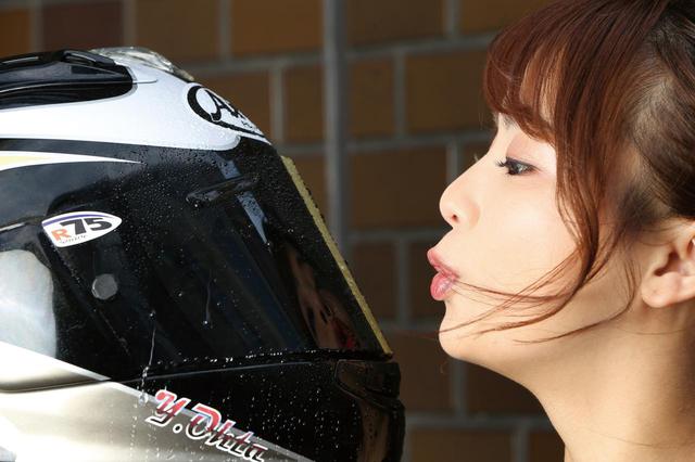 画像: フッと軽く息を吹きかけるだけで水滴が飛んでクリアな視界に。シールド内側やチタンコートされたミラーシールドには使用不可。