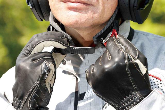 画像: あご紐はワンタッチバックル式。慣れれば1~2秒で着脱可能だし、ラチェット機構でフィット感も調整できる。