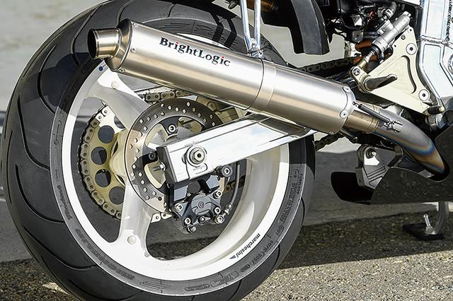 画像: スイングアームはGSX-R1100で、ブレーキキャリパーはブレンボ2Pだ。ドライブチェーンはRK製で530(50)サイズ、リヤスプロケットはサンスターをチョイス。リヤショックはオーリンズでマフラーはデュプレックス・チタンにブライトロジックサイレンサーを装着する。