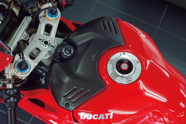 画像: カーボン製フューエルタンクカバー■4万95円 ビレットアルミ二ウム製フィラープラグ■4万62円