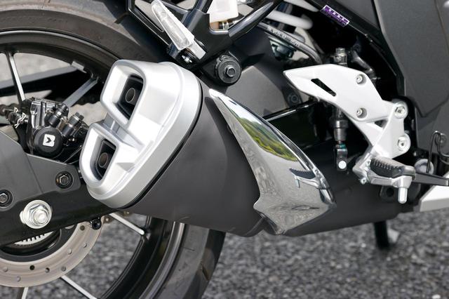 画像: 2本出し風デザインのユニークなショートサイレンサーを採用。テールピースはシルバー仕上げで質感も高い。