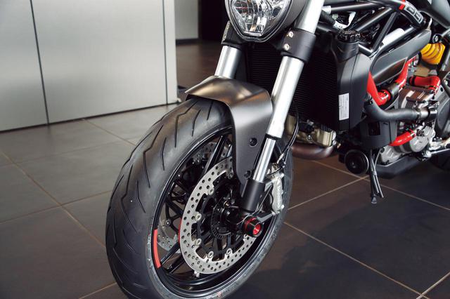 画像: カーボン製フロントマッドガード■4万9907円 フロントフォークスライダー■1万7952円