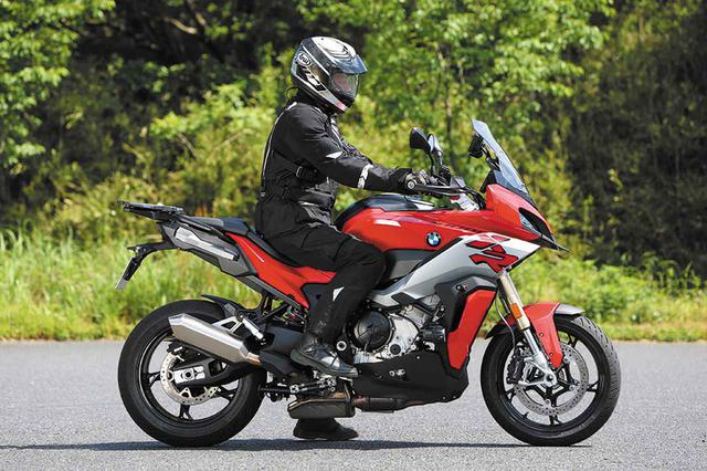画像: BMW「S 1000 XR」ライディングポジション・足つき性
