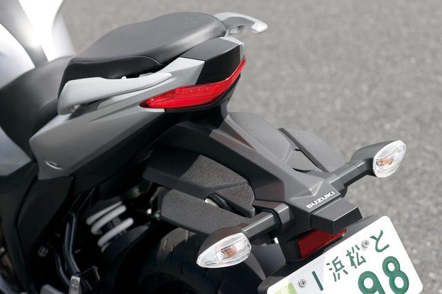画像: 湾曲したV字型のデザインを持つテールライト。ブレーキライトは通常のLED、ポジションには面発光のLED を採用している。
