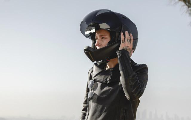 画像: さまざまな操作は、ヘルメット左側カバーをタッチして行ないます。カバー内部に静電容量式タッチパネルが内蔵されているとのことです。