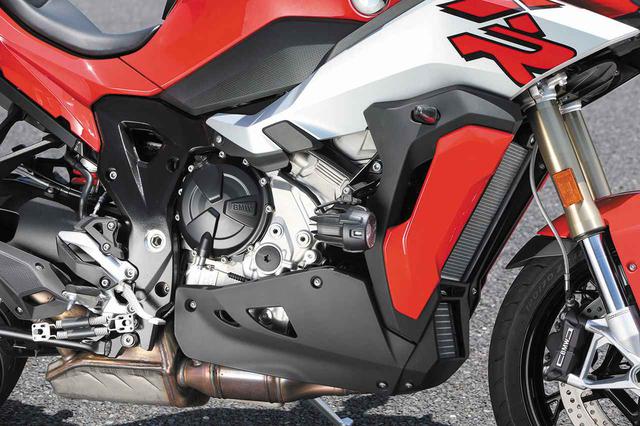 画像: 最新のS1000RR用ベースのエンジンは最高出力165PS、中低速重視のためRRで採用されたシフトカムは採用されず。4〜6速のギアレシオも変更。