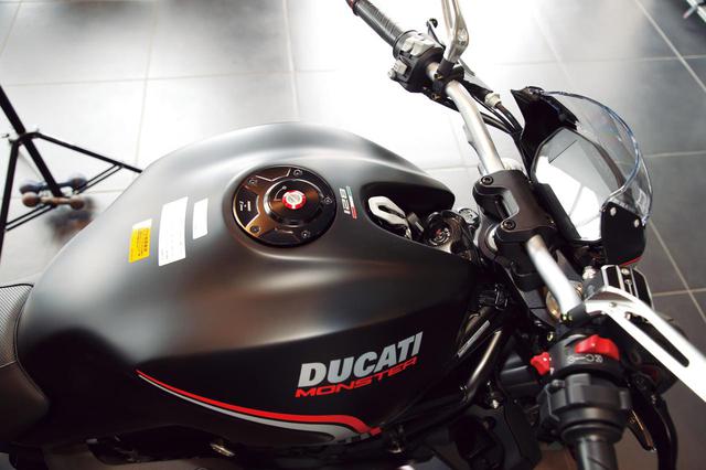 画像: ビレットアルミニウム製フィラープラグ■4万1745円 カーボンファイバー製イグニッションスイッチカバー■2万9887円 フロントブレーキフルードタンクカバー■1万1044円