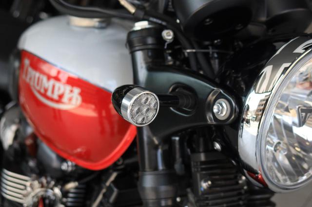 画像: ウインカーは小ぶりなLED。