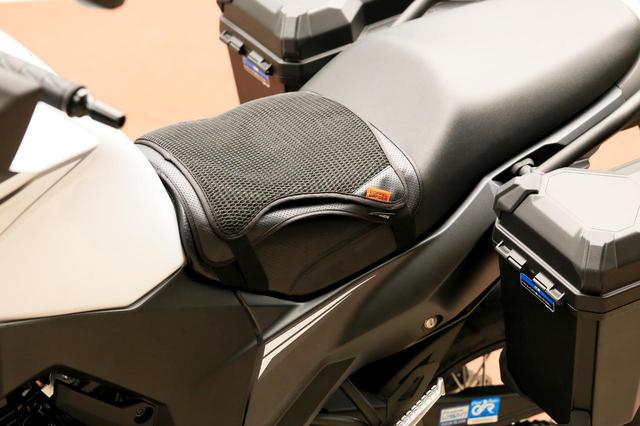 画像: 「ヴェルシスX 250 ツアラー」に装着。 マジックテープのベルトは、延長ベルトも同梱されています。ビッグスクーターなどシートが巨大なバイク以外ならだいたい装着できそう。