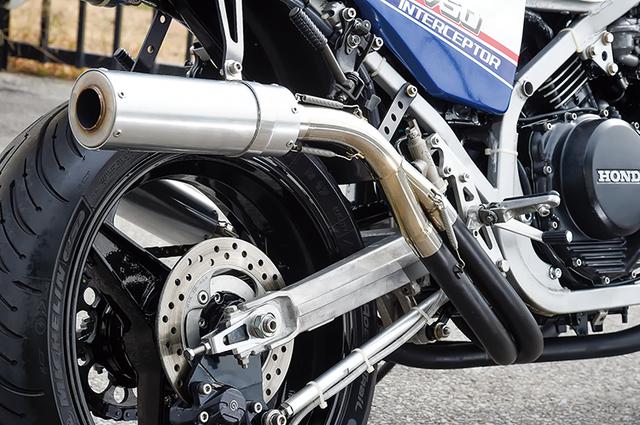 画像: リヤブレーキはブレンボ2ピストンキャリパーと'88NSR250R用ディスクにオリジナルキャリパーサポート&トルクロッドの組み合わせ。