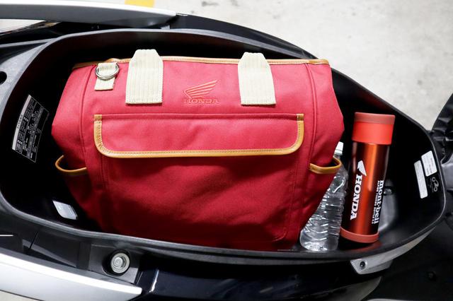 画像: 赤いトートバッグのサイズはW55×H35×D10cm。