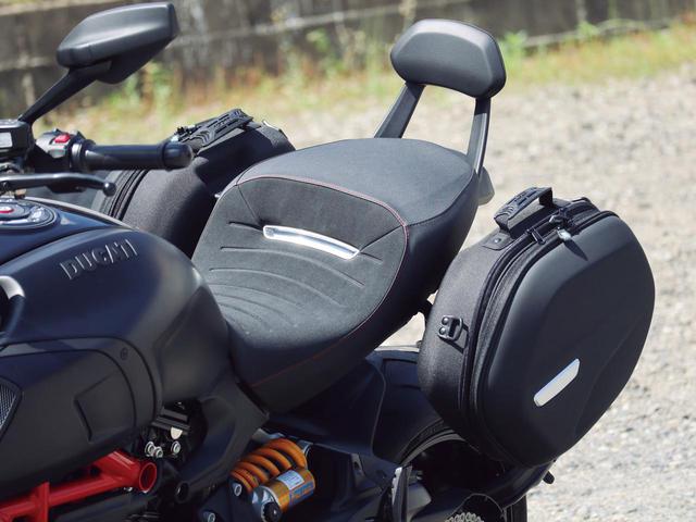 画像: セミハードダブルサイドバッグ■18万7825円 パッセンジャー用リアバックレスト■3万9655円