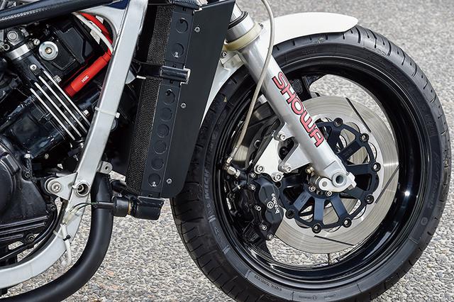 画像: フロントフォークはSC30用のφ43mmで、ブレーキはブレンボ4Pキャリパー+サンスター・カスタムディスクのインナーは特注ブラック。