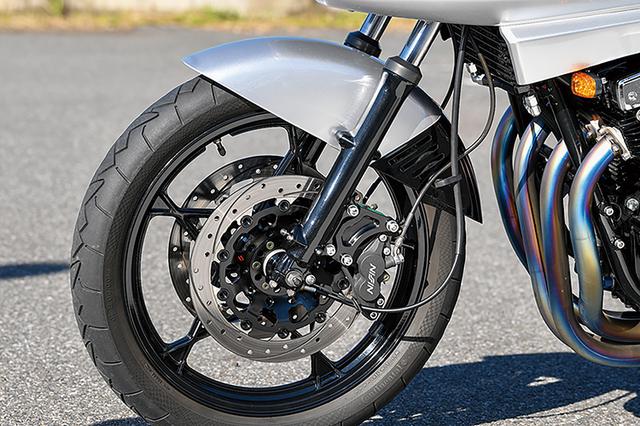 画像: フロントブレーキキャリパーはGSX750S/1100Sノーマルフォーク&ホイール対応の、オオノスピードTYPE-R310キャリパーサポート(A7075製/90mmピッチ)を使い、ニッシン対向4ピストンに変える。また、ブレーキディスクはサンスターに変更して、制動力とコントロール性を高めている。