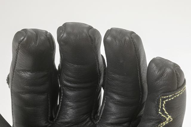 画像: 指先部も操作時に爪がひっかからないように工夫された袋型の縫製。違和感ない操作性へのこだわりが表れる部分。