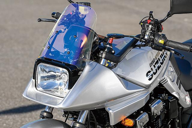 画像: スクリーンはGSX1100Sのノーマル形状とした上で十分な厚みを持たせ、チタンコーティングが施されたオオノスピードのオリジナル品。ヘッドライトはH4のLEDに変更して、明るさを現代的に。ハンドルは750S1ノーマルのアルミ鍛造・セパレートアップでミラーも同じくノーマルを使う。