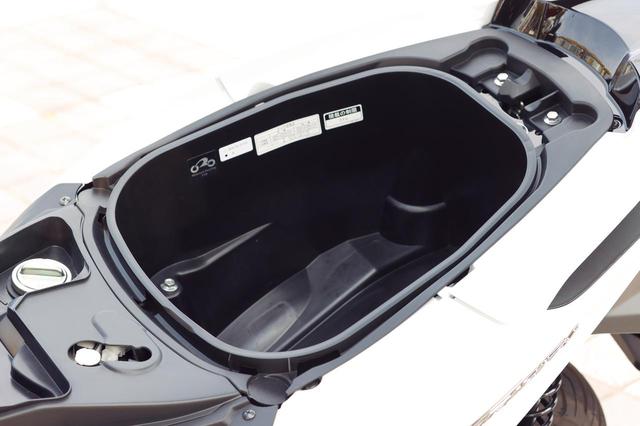 画像: シート下ラゲッジスペースの容量は約23.5L。ヘルメットがひとつ収納可能(ものによっては入りません)。