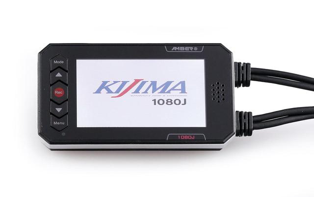 画像: レコーダー/モニター部は90㎜×49㎜×17㎜で重量約40g。アクセサリー電源に接続すれば、メインスイッチのオン/オフに連動して自動的に録画を開始/終了する。完全防水ではないが、保護用のシリコンカバーも付属する。