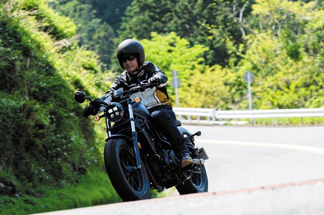 画像: レブル250で峠道の走りを楽しむ伊藤さん。「峠道が苦手なクルーザーモデルは多いですけど、レブル250はワインディングも楽しめるハンドリングに仕上がっていますね」
