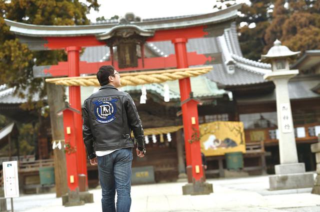 画像: 箭弓稲荷神社 埼玉県東松山市箭弓町2-5-14 関越自動車道の東松山ICと、東武東上線の東松山駅に挟まれた地域に鎮座している箭弓稲荷神社。広い駐車場もあります。石で作られた歴史を感じる鳥居と、朱色の鳥居のコントラストが目を見張る。1300年以上の歴史を有しながら、その名前から連想される「野球」との縁も深い。まさに昔と今が共存する神社です。