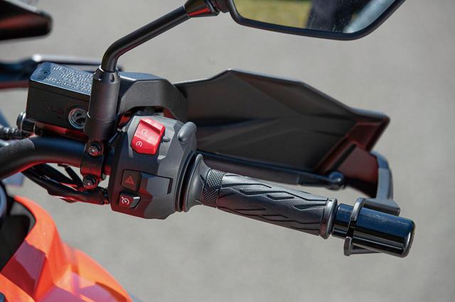 画像: セルボタンをワンプッシュすれば一定時間セルが回ってエンジンを始動できる、スズキイージースタートシステムも装備。