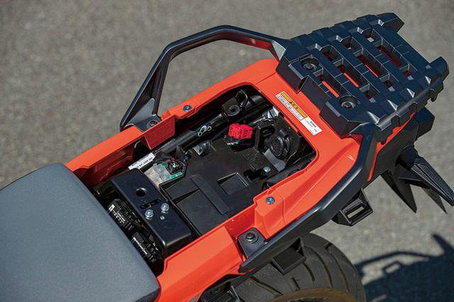 画像: XTはシート下にもアクセサリー用のDC12Vソケットを標準装備。グラブバーとリアキャリアは大型のものを採用している。