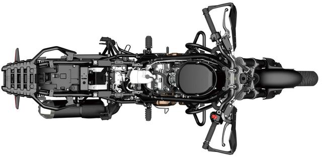 画像: Vツインエンジンならではの車体のスリムさが見て取れるアングル。車格は大きいが、取り回しに優れる理由はここにもある。