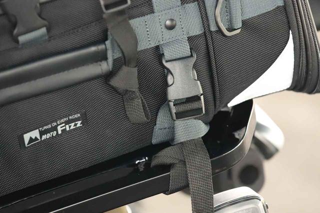 画像: バックルの下にグレーのループベルトが縫い付けられています。ここを通してバックルを留めることでより安心・確実な積載が実現できます。