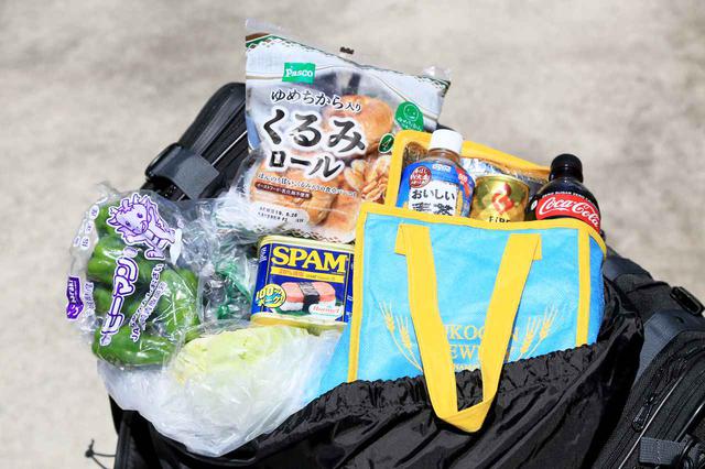 画像: 上蓋の下には「上面収納袋」を装備。これがキャンプツーリングでの買い出しで超便利なんです。