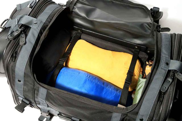画像: 前後のフレームに2本の「荷押さえ用ベルト」が備わっています。