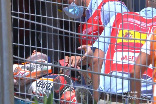 画像: レース終了ごろには、首、右腕を固定されて担架に乗せられるマルケス