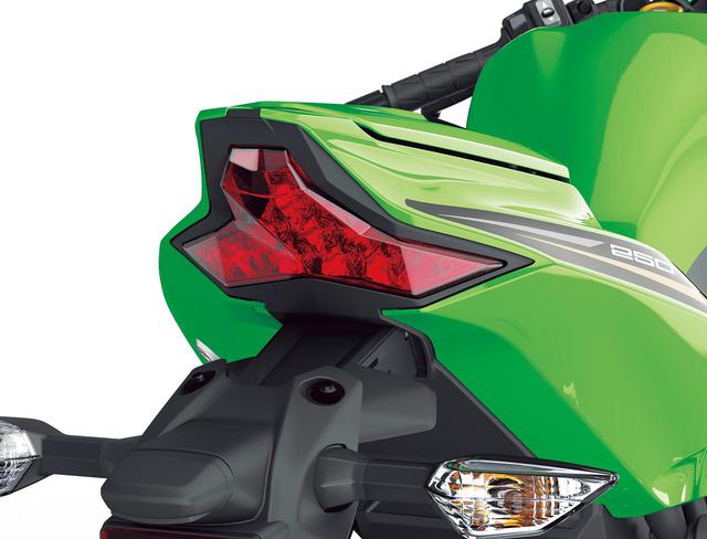 画像: 独特な形状のテールランプは兄貴分のZX-6RやZX-10Rと同タイプ。ウインカーはオーソドックスな電球タイプで、バルブがオレンジ、レンズはクリア仕様となる。