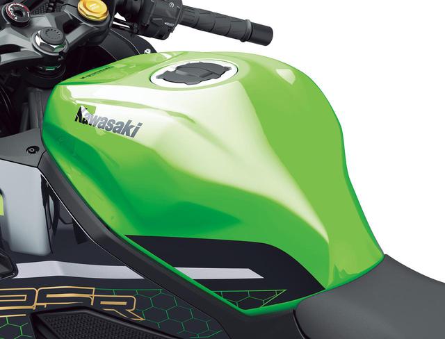 画像: 燃料タンク容量は15L。ライダーのニーグリップ部分は大きく絞り込まれ、これが扱いやすさにもつながっている。