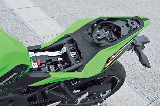 画像: タンデムシート下のワイヤーで、ライダー側のシートも容易に着脱可能。ETC車載器はアクセサリーで用意される。
