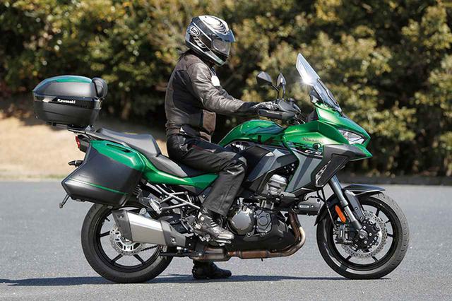画像: カワサキ「VERSYS 1000 SE」ライディングポジションと足つき性