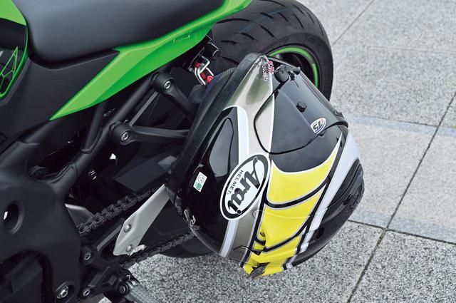 画像: 国内仕様は左側のタンデムステップステー付近にヘルメットホルダーを設置。こうした装備は非常に便利。