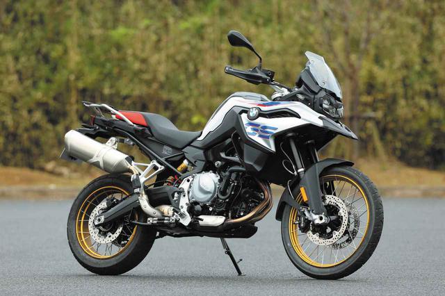 画像: BMW F 850 GS メーカー希望小売価格:税込156万1000円〜181万3000円 エンジン形式:水冷4ストDOHC4バルブ並列2気筒 総排気量:853㏄ 最高出力:95PS/8250rpm 最大トルク:9.38㎏-m/6250rpm シート高:860㎜ 車両重量:236㎏ 燃料タンク容量:15L タイヤサイズ:90/90-21・150/70R17