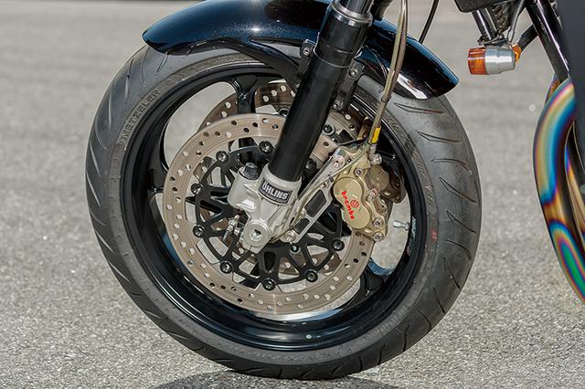 画像: フロントはφ43mmのオーリンズフォークをナイトロレーシングのスカルプチャー(フォークオフセット50→37mm)ステムでクランプしてある。