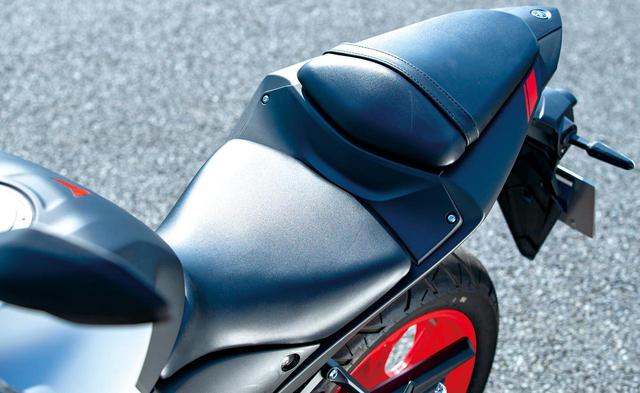 画像: セパレートタイプのシートはベースのR25と同様。前端部がしっかり絞り込まれ、足つきにも配慮されたシート形状だ。