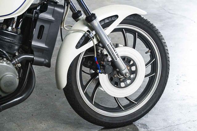 画像: 350 はダブルディスクだが250の標準はシングルディスク。この車両はダブルディスクに変更している。フォークのインナーチューブ径は32mm。