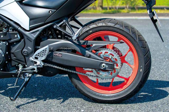 画像: リアサスはR25譲りで、直押し式のモノクロスサスペンションを採用。ストリートからワインディングにまで幅広く対応する。