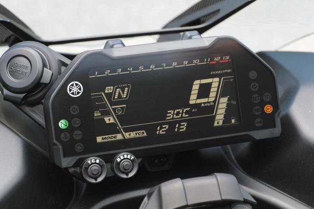 画像: 黒文字盤に白文字が浮かび上がる液晶メーター。メーター横には12V電源供給口を装備。