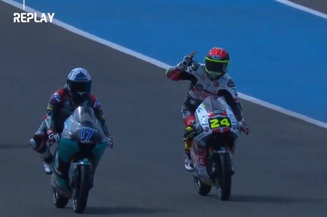 画像: ゴール直後のタツキ ゼッケン17はマクフィ (motogp.comより)