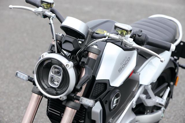 画像: シンプルなデザインのヘッドライト、ウインカーはLED。試乗がサーキットだったため、ミラーは外されている。