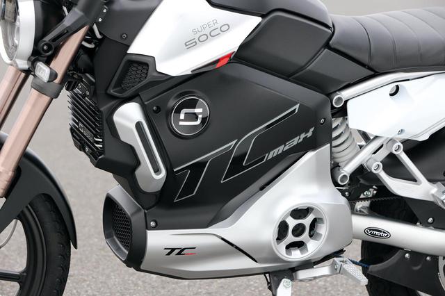 画像: バッテリーはダミータンク内にマウント。家庭用のAC100V・8〜9時間の充電で最大110kmの航続距離が走行できる。